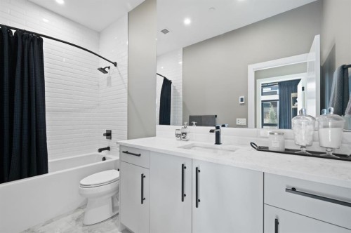 206-835 78 Street Sw, Calgary, AB - Indoor Photo Showing Bathroom