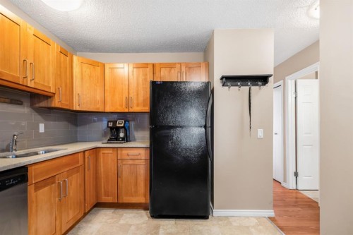 338 Georgian Villas Ne, Calgary, AB - Indoor Photo Showing Kitchen With Double Sink