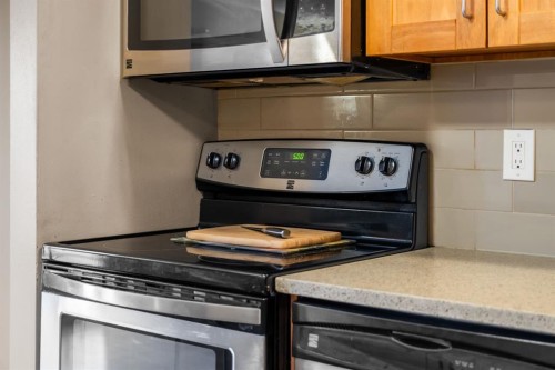 338 Georgian Villas Ne, Calgary, AB - Indoor Photo Showing Kitchen