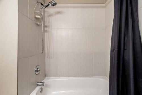 338 Georgian Villas Ne, Calgary, AB - Indoor Photo Showing Bathroom