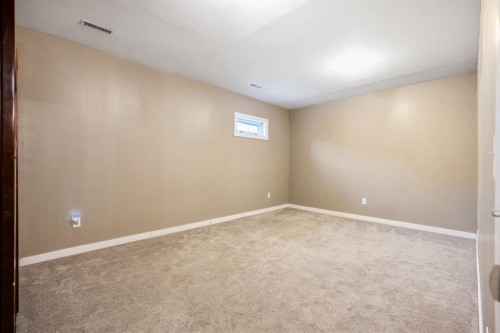 338 Georgian Villas Ne, Calgary, AB - Indoor Photo Showing Other Room