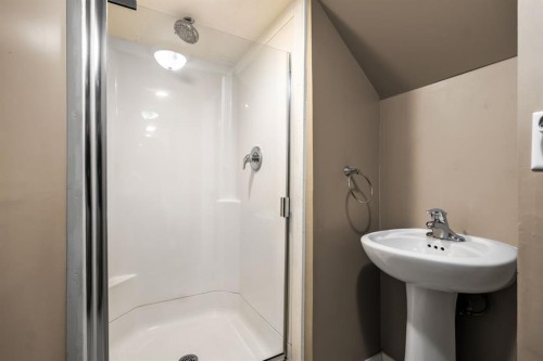 338 Georgian Villas Ne, Calgary, AB - Indoor Photo Showing Bathroom