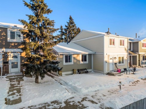 338 Georgian Villas Ne, Calgary, AB - Outdoor