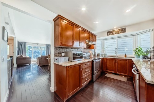 208 Woodbine Boulevard Sw, Calgary, AB - Indoor Photo Showing Kitchen