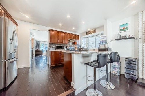 208 Woodbine Boulevard Sw, Calgary, AB - Indoor Photo Showing Kitchen