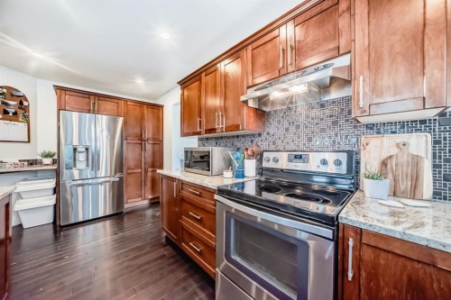 208 Woodbine Boulevard Sw, Calgary, AB - Indoor Photo Showing Kitchen With Stainless Steel Kitchen