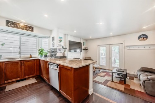 208 Woodbine Boulevard Sw, Calgary, AB - Indoor Photo Showing Kitchen
