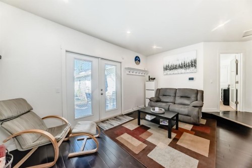 208 Woodbine Boulevard Sw, Calgary, AB - Indoor Photo Showing Living Room