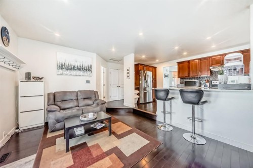 208 Woodbine Boulevard Sw, Calgary, AB - Indoor Photo Showing Kitchen