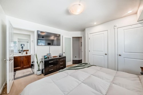 208 Woodbine Boulevard Sw, Calgary, AB - Indoor Photo Showing Bedroom