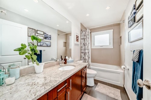 208 Woodbine Boulevard Sw, Calgary, AB - Indoor Photo Showing Bathroom