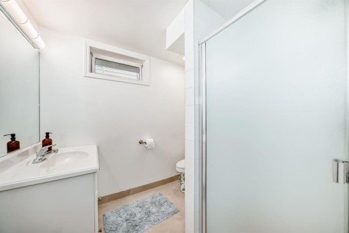 208 Woodbine Boulevard Sw, Calgary, AB - Indoor Photo Showing Bathroom
