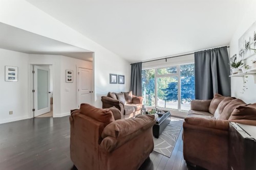 208 Woodbine Boulevard Sw, Calgary, AB - Indoor Photo Showing Living Room