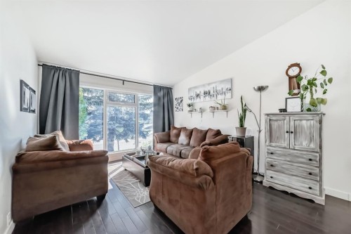 208 Woodbine Boulevard Sw, Calgary, AB - Indoor Photo Showing Living Room