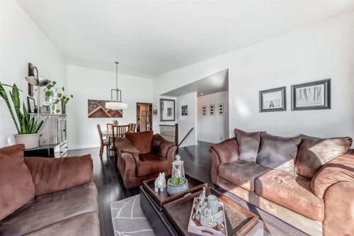 208 Woodbine Boulevard Sw, Calgary, AB - Indoor Photo Showing Living Room