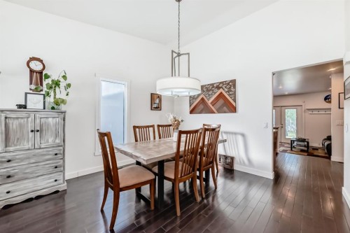 208 Woodbine Boulevard Sw, Calgary, AB - Indoor Photo Showing Dining Room