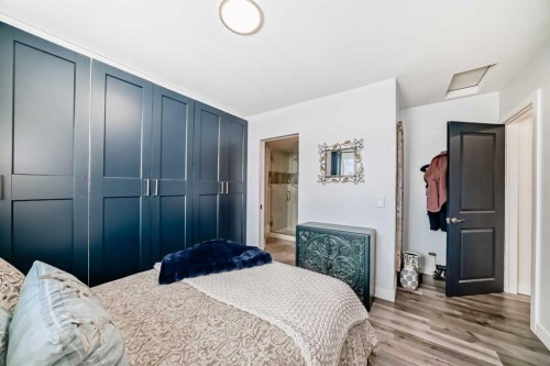 3304 46 Street Sw, Calgary, AB - Indoor Photo Showing Bedroom