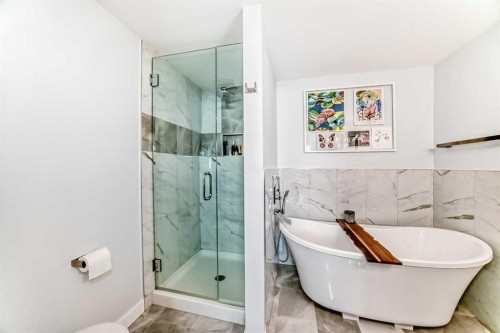 3304 46 Street Sw, Calgary, AB - Indoor Photo Showing Bathroom