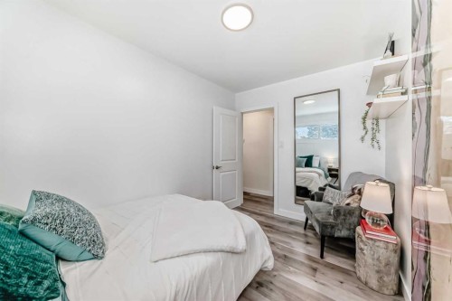 3304 46 Street Sw, Calgary, AB - Indoor Photo Showing Bedroom