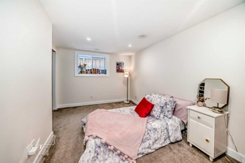 3304 46 Street Sw, Calgary, AB - Indoor Photo Showing Bedroom