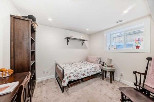 3304 46 Street Sw, Calgary, AB - Indoor Photo Showing Bedroom