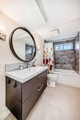 3304 46 Street Sw, Calgary, AB - Indoor Photo Showing Bathroom