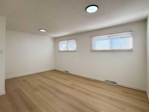 2212 72 Avenue Se, Calgary, AB - Indoor Photo Showing Other Room
