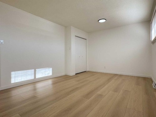 2212 72 Avenue Se, Calgary, AB - Indoor Photo Showing Other Room