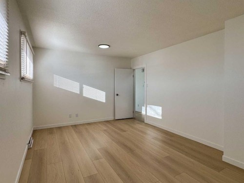 2212 72 Avenue Se, Calgary, AB - Indoor Photo Showing Other Room