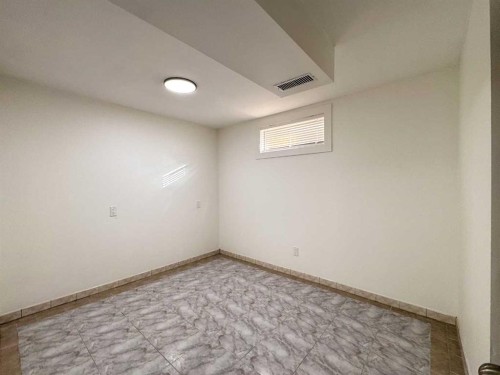 2212 72 Avenue Se, Calgary, AB - Indoor Photo Showing Other Room