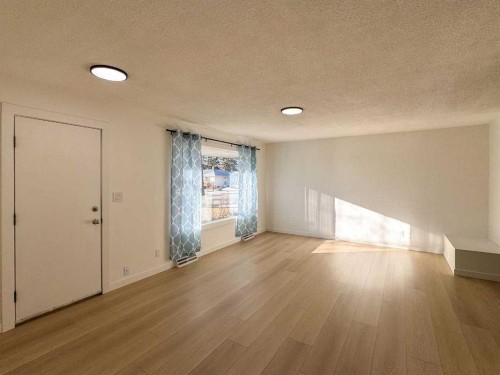 2212 72 Avenue Se, Calgary, AB - Indoor Photo Showing Other Room