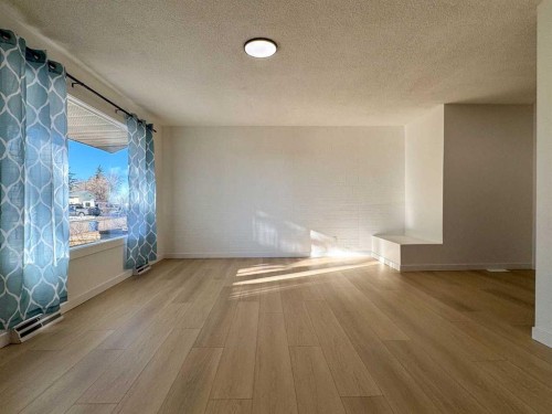 2212 72 Avenue Se, Calgary, AB - Indoor Photo Showing Other Room