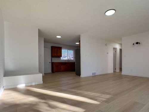 2212 72 Avenue Se, Calgary, AB - Indoor Photo Showing Other Room