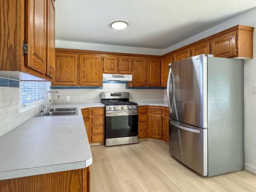 2212 72 Avenue Se, Calgary, AB - Indoor Photo Showing Kitchen With Double Sink
