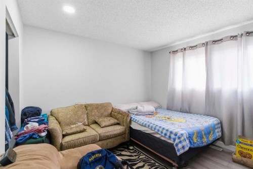 3811 14 Avenue Ne, Calgary, AB - Indoor Photo Showing Bedroom