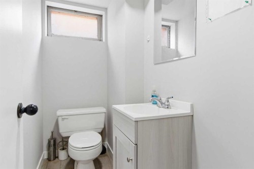 3811 14 Avenue Ne, Calgary, AB - Indoor Photo Showing Bathroom