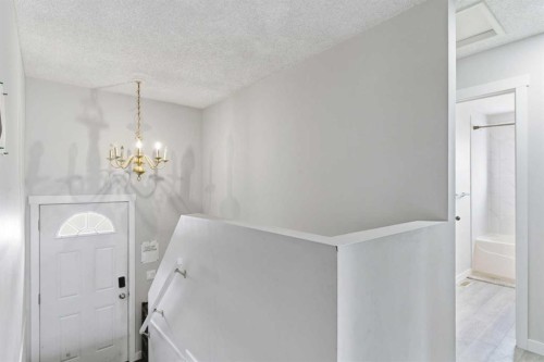 3811 14 Avenue Ne, Calgary, AB - Indoor Photo Showing Other Room