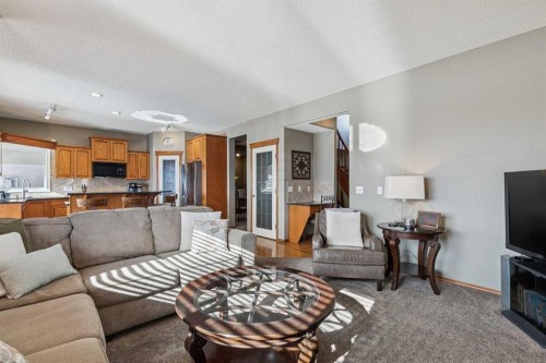 63 Evergreen Heights Sw, Calgary, AB - Indoor Photo Showing Living Room