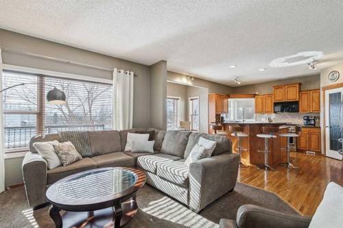63 Evergreen Heights Sw, Calgary, AB - Indoor Photo Showing Living Room
