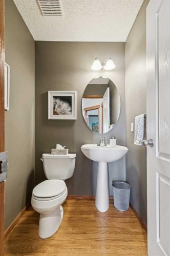 63 Evergreen Heights Sw, Calgary, AB - Indoor Photo Showing Bathroom