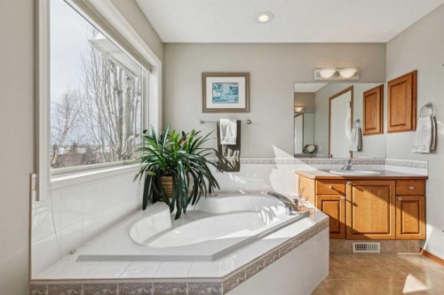 63 Evergreen Heights Sw, Calgary, AB - Indoor Photo Showing Other Room