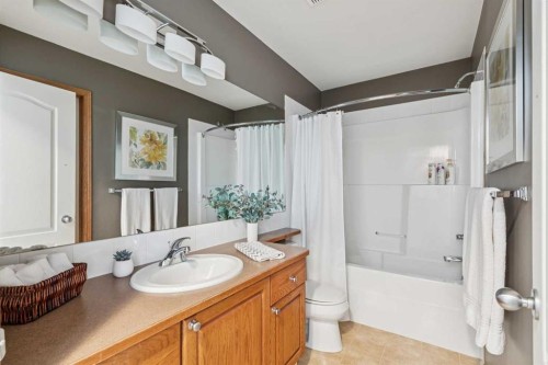 63 Evergreen Heights Sw, Calgary, AB - Indoor Photo Showing Bathroom