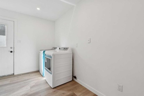 809 9 Street Ne, Calgary, AB - Indoor Photo Showing Laundry Room
