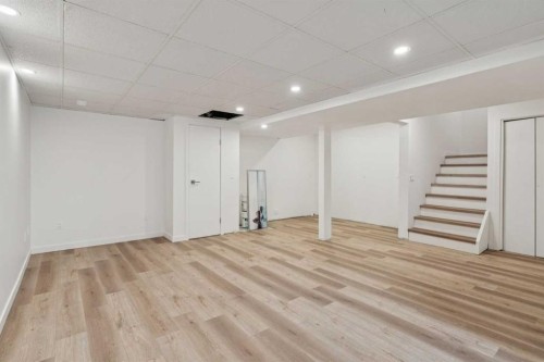 809 9 Street Ne, Calgary, AB - Indoor Photo Showing Other Room