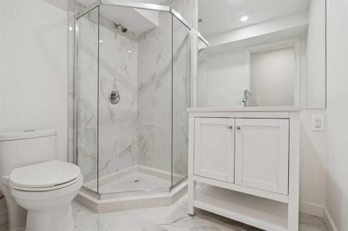 809 9 Street Ne, Calgary, AB - Indoor Photo Showing Bathroom
