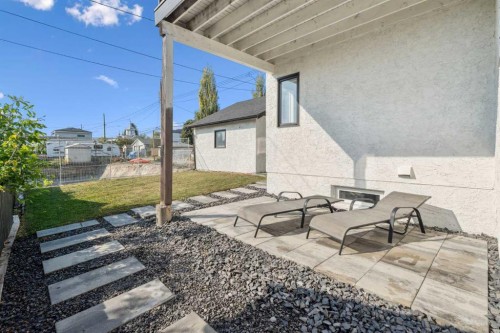 809 9 Street Ne, Calgary, AB - Outdoor