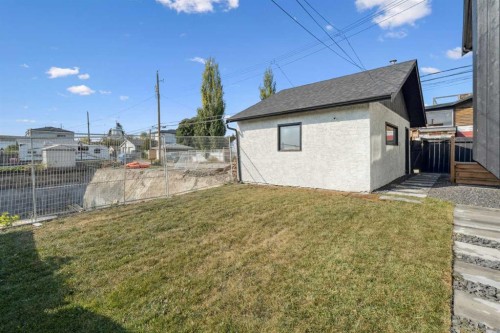 809 9 Street Ne, Calgary, AB - Outdoor