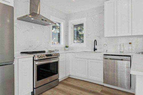 809 9 Street Ne, Calgary, AB - Indoor Photo Showing Kitchen With Stainless Steel Kitchen With Upgraded Kitchen