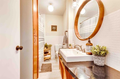 215 4 Avenue Se, Three Hills, AB - Indoor Photo Showing Bathroom