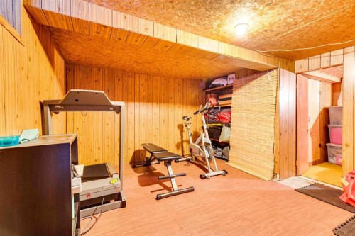 215 4 Avenue Se, Three Hills, AB - Indoor Photo Showing Gym Room